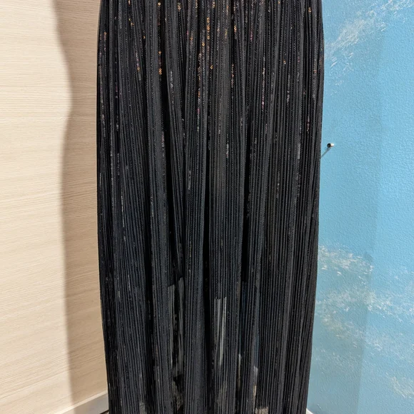 Halston Elegant Black Evening Dress - Picture 3 of 14